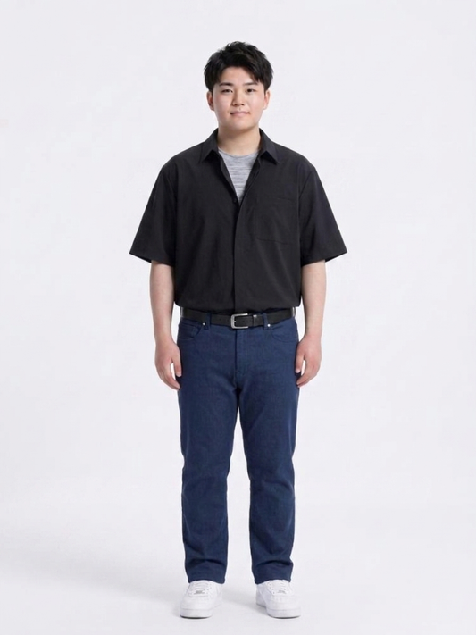 黒シャツと紺パンツ