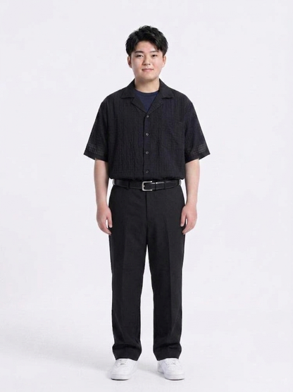 黒シャツと黒パンツ