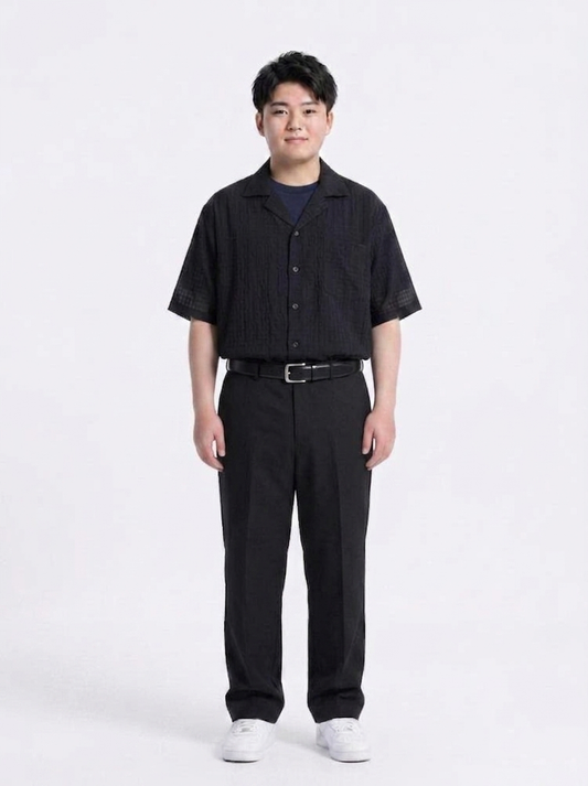 黒シャツと黒パンツ
